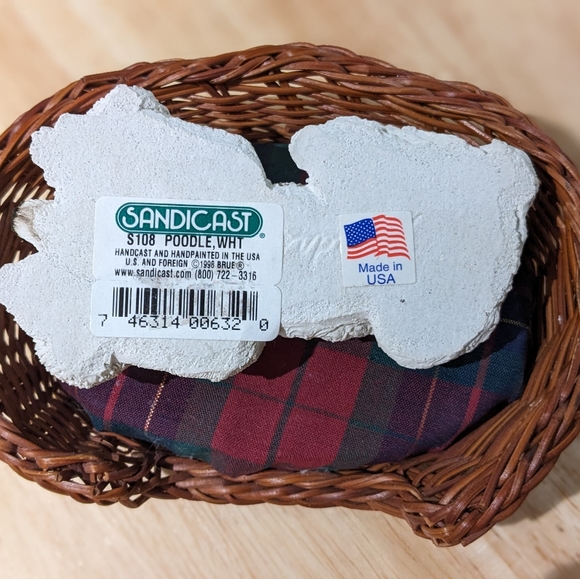 White Sandicast Poodle with Basket - Dog Figurine - Picture 4 of 5